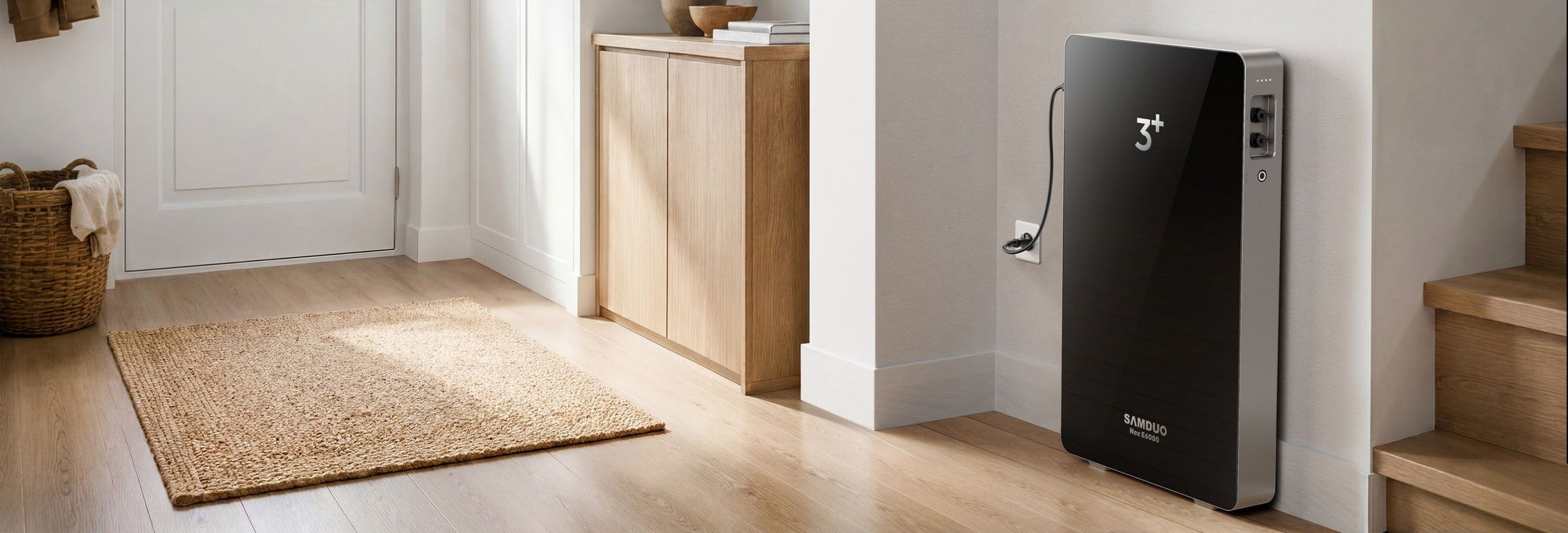 Batterie de stockage domestique Samduo Nex E6000 installée dans une entrée et branchée sur une prise murale